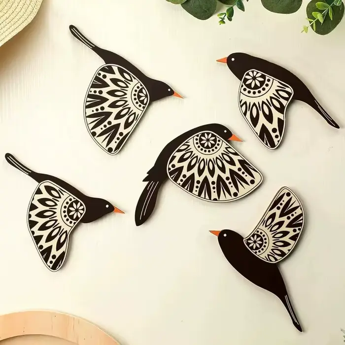 Décoration murale en bois d'oiseau noir