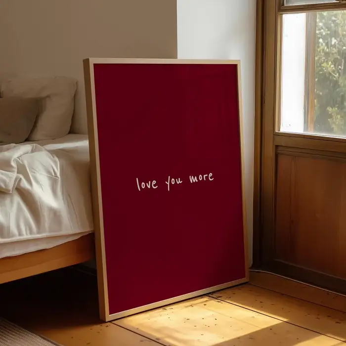 Impression décorative murale minimaliste bordeaux « Love You More » – Typographie épurée sur fond rouge foncé