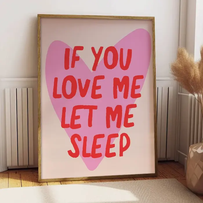 Affiche drôle sans cadre «si vous m'aime, laissez-moi dormir», texte rouge sur toile de cœur rose, d