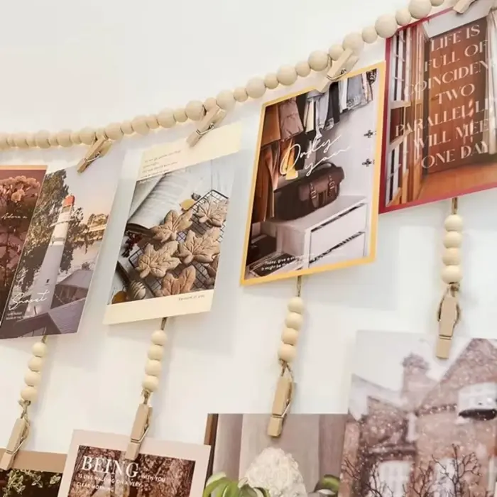 Chaîne murale porte-photos en bois avec clips à pompons et perles