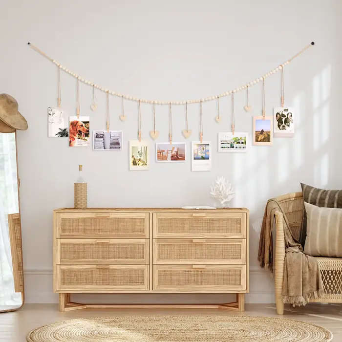 Décoration murale pour photos suspendues - Guirlande rustique bohème en perles de bois avec 9 pinces