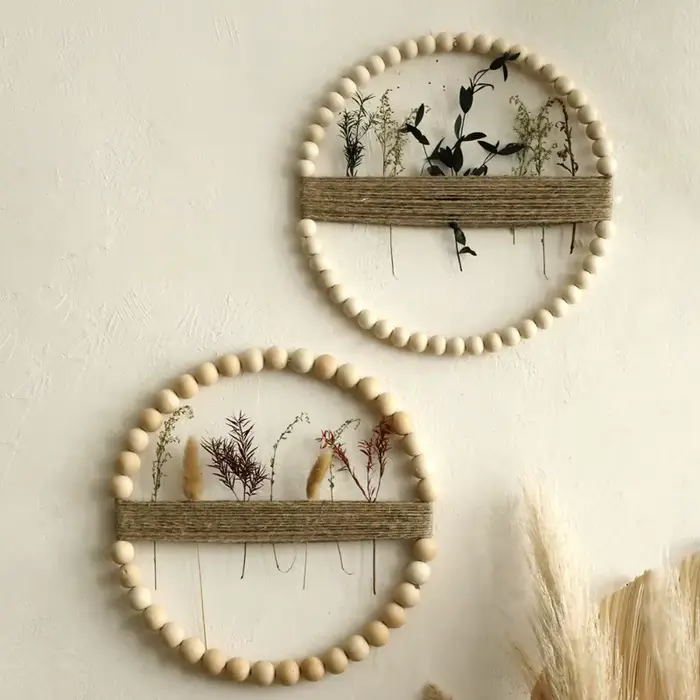 Couronne de porte en perles de bois