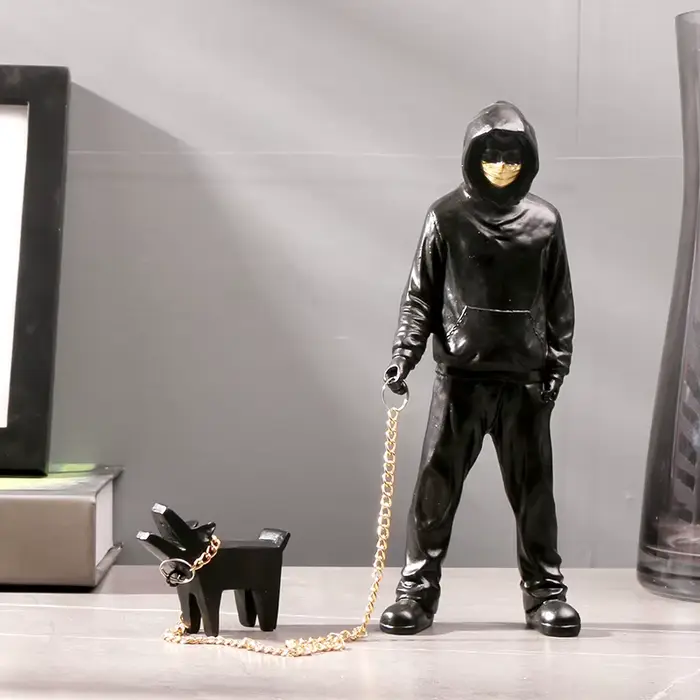 Banksy un homme tendance jouant avec des chiens, jouets de mode blancs, sculptures artistiques et or