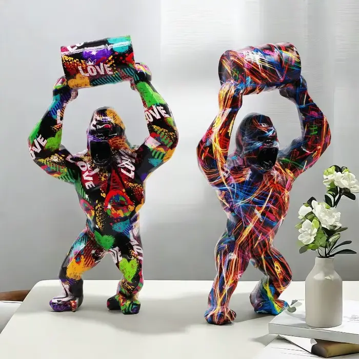 Sculpture en résine de gorille colorée