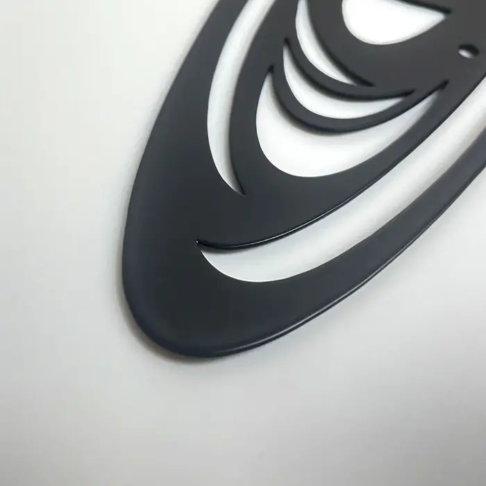 Silhouette de planète noire en métal pour décoration murale