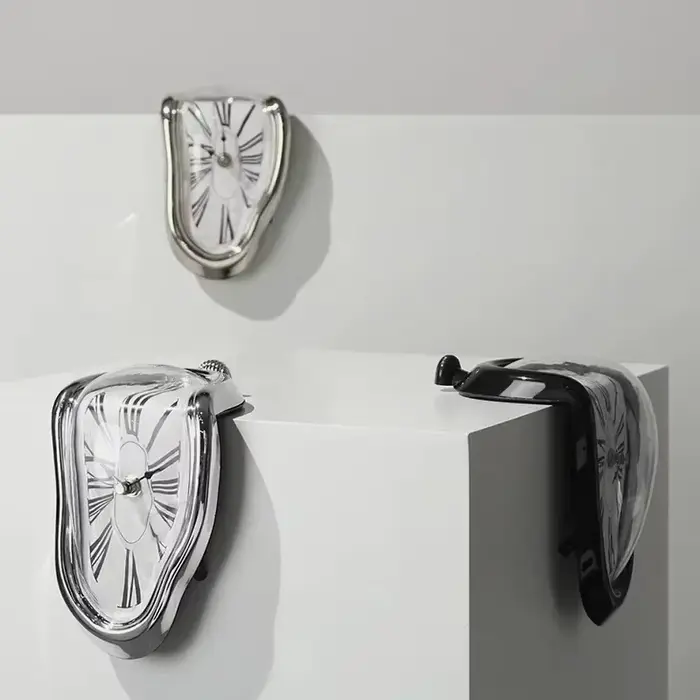 Horloge Murale Fondue Surréaliste et Silays euse de Style Salvumen et Dali