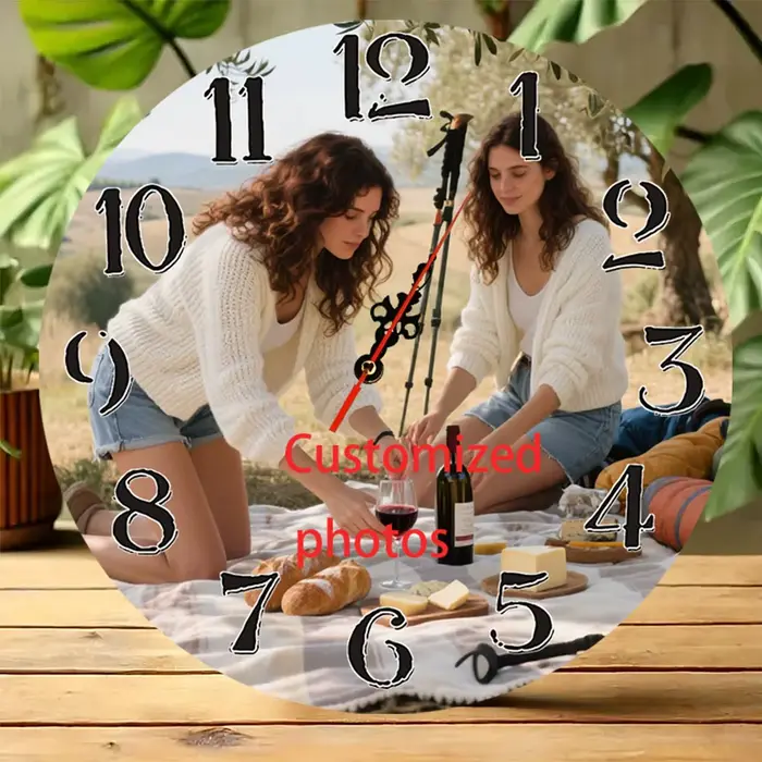 Une horloge murale sur image personnalisée sur le thème de la photo de camping en plein air - une horloge murale personnalisée en bois de 12 pouces pour la décoration de la maison