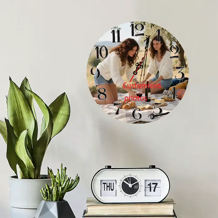 Une horloge murale sur image personnalisée sur le thème de la photo de camping en plein air - une ho