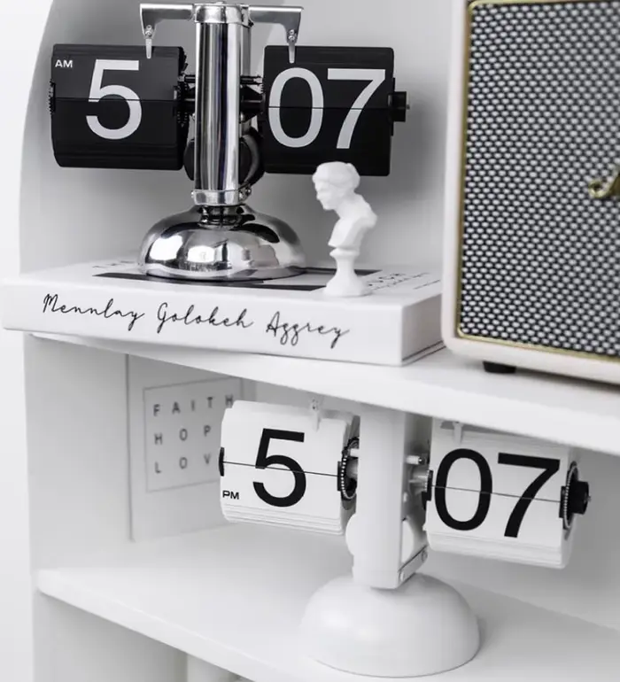Horloge à affichage automatique avec pages de temps qui se retournent