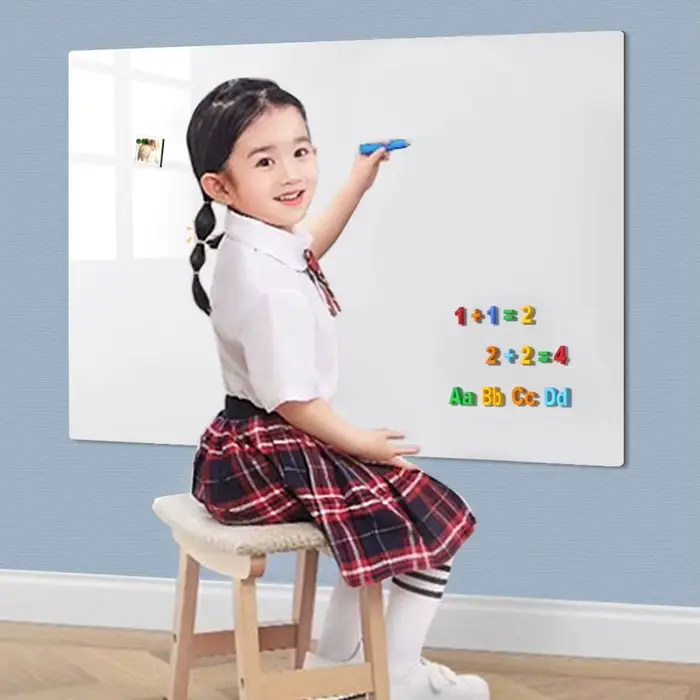 L'autocollant de tableau blanc magnétique comprend une gomme