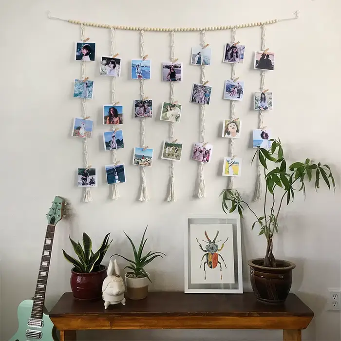 Présentoir de photos suspendu en macramé