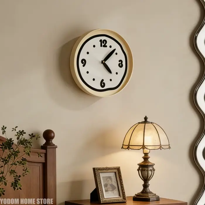 Horloge murale ronde moderne crème