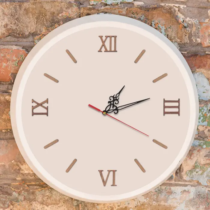 Horloge murale à chiffres romains