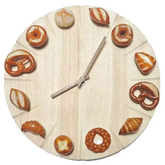 Horloge de cuisine silencieuse en bois sur le thème de la cuisson du pain