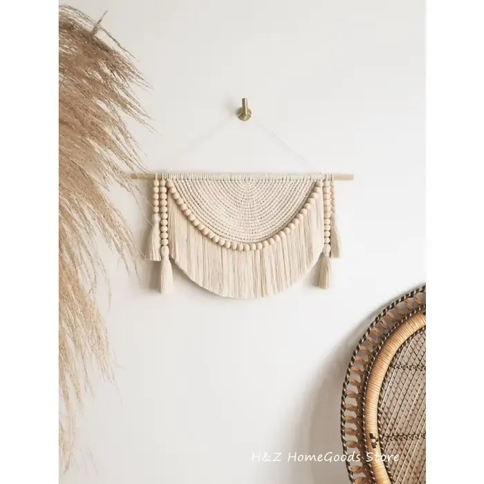 Tapisserie murale en macramé avec perles en bois et glands