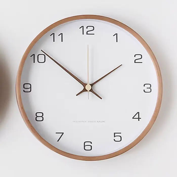 Horloge murale nordique en bois massif