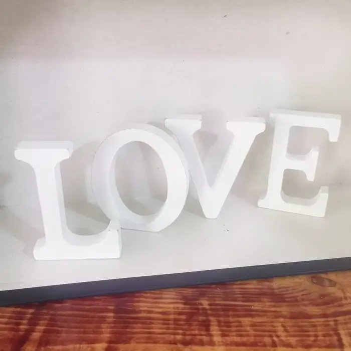 Lettre en bois blanche avec nom de l'alphabet personnalisé