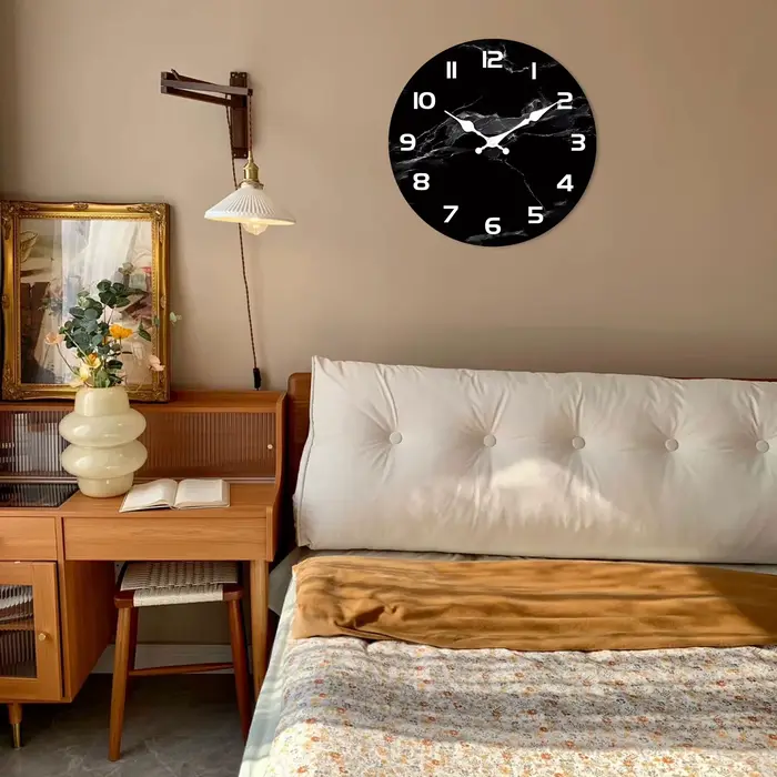 Horloge murale en bois texturée en marbre noir Simple