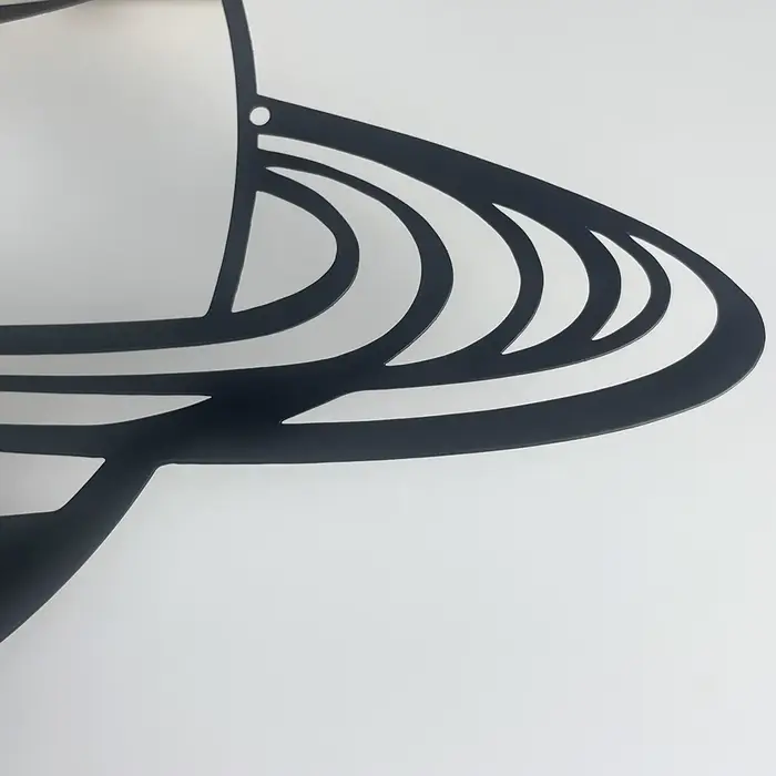 Silhouette de planète noire en métal pour décoration murale