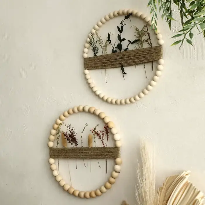Couronne de porte en perles de bois