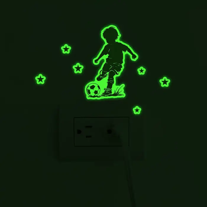 Autocollant mural lumineux en forme de garçon jouant au football