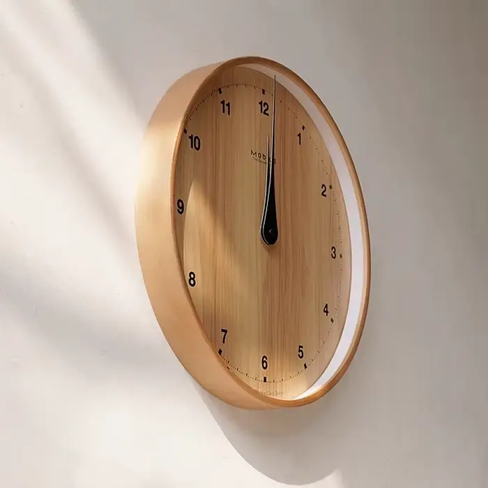L'horloge murale en bois originale