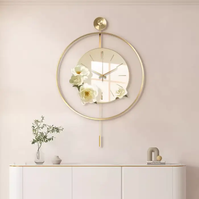 Horloge murale exquise en porcelaine et cristal