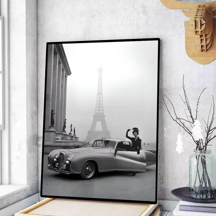 Affiche d'art de style anime, noir et blanc, à la mode, sur l'architecture rétro de Paris, la tour E