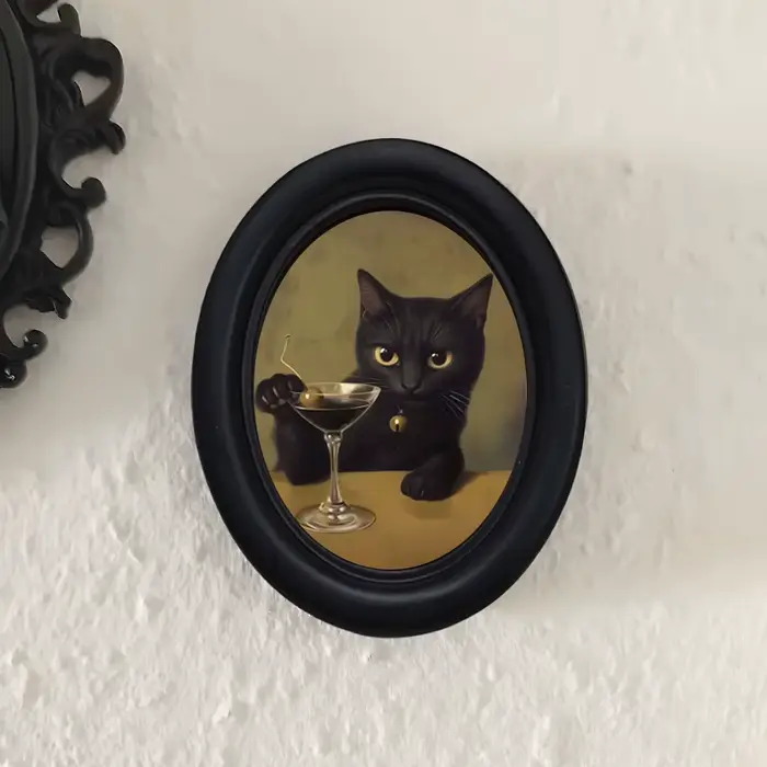 1 décoration murale vintage représentant un chat noir buvant un cocktail martini