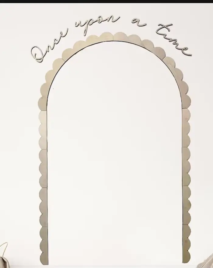 Cadre en bois brut festonné et cintré style bohème