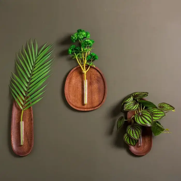 Vase mural européen en bois
