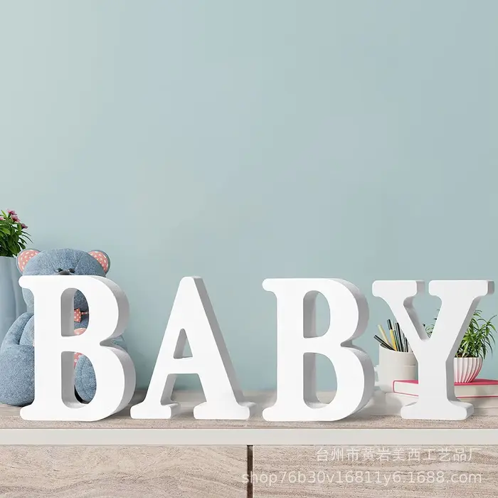Décoration murale suspendue avec lettres en bois blanc