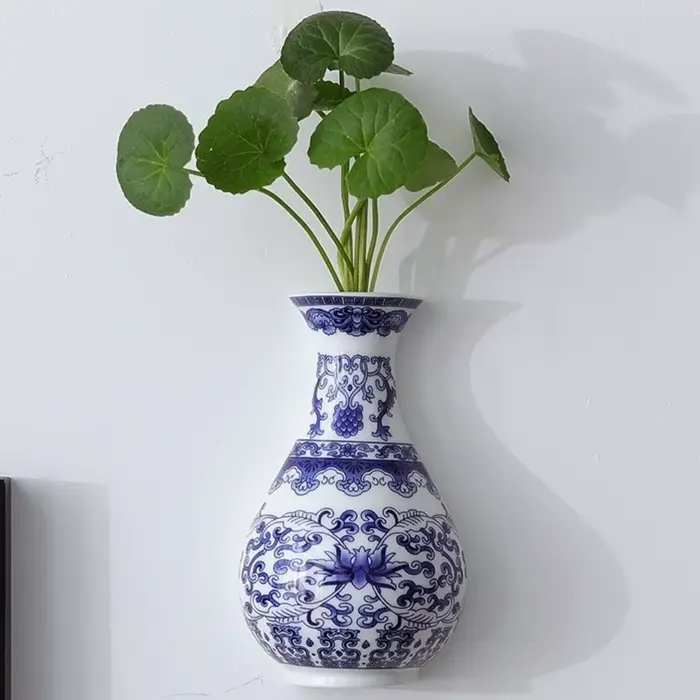 Vase mural en céramique bleu et blanc