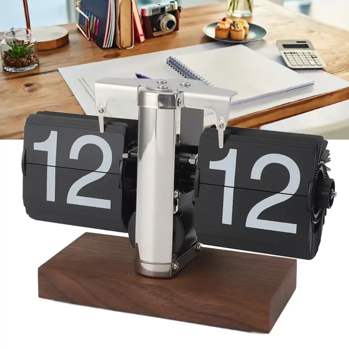 Horloge à affichage automatique avec pages de temps qui se retournent