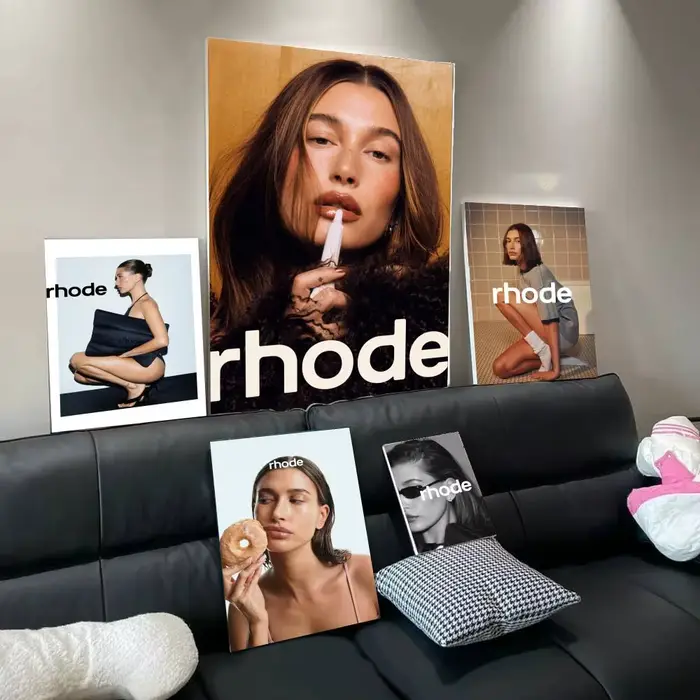Belle affiche de la mannequin H-Hailey Bieber