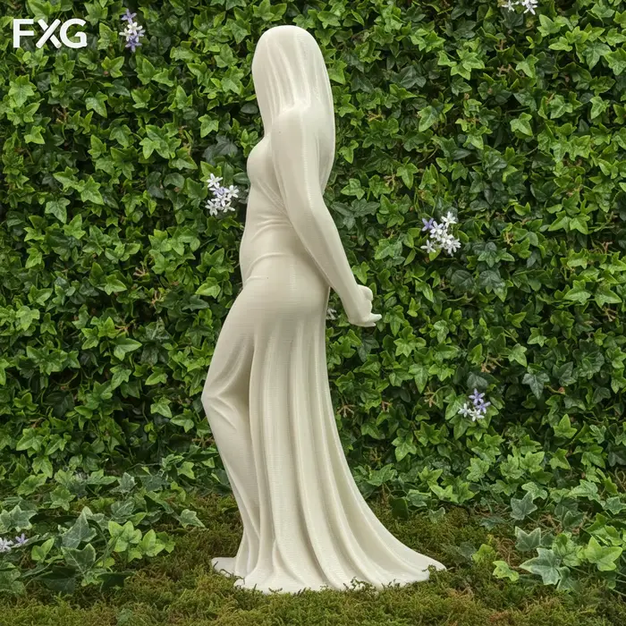 Sculpture de silhouette féminine couvrant une voile fluide