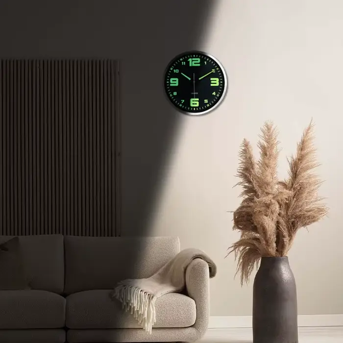 Une horloge murale en verre plastique lumineux unique, horloge lumineuse ronde et silencieuse modern