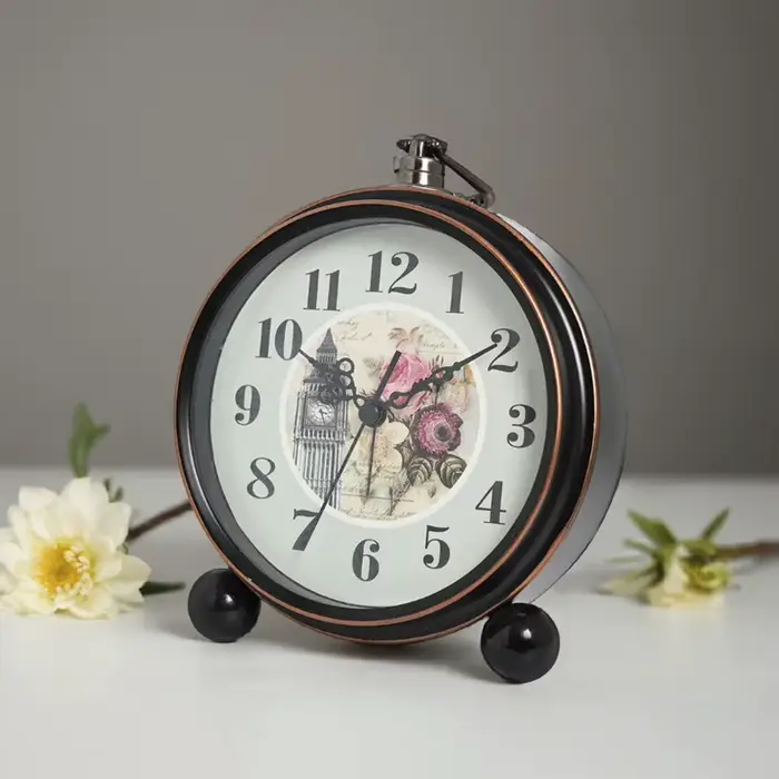 Horloge rétro à base métallique