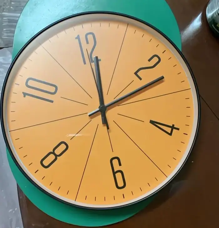 Horloge murale atomique à piles ronde analogique moderne