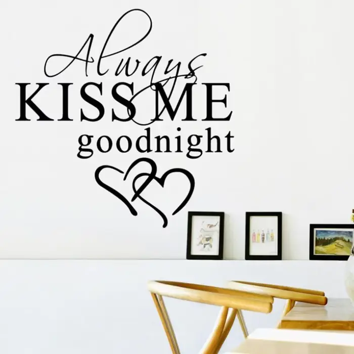 Autocollant mural romantique 'Always Kiss Me Goodnight'