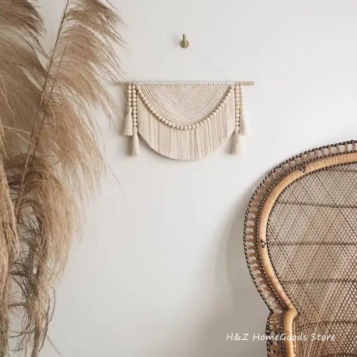 Tapisserie murale en macramé avec perles en bois et glands
