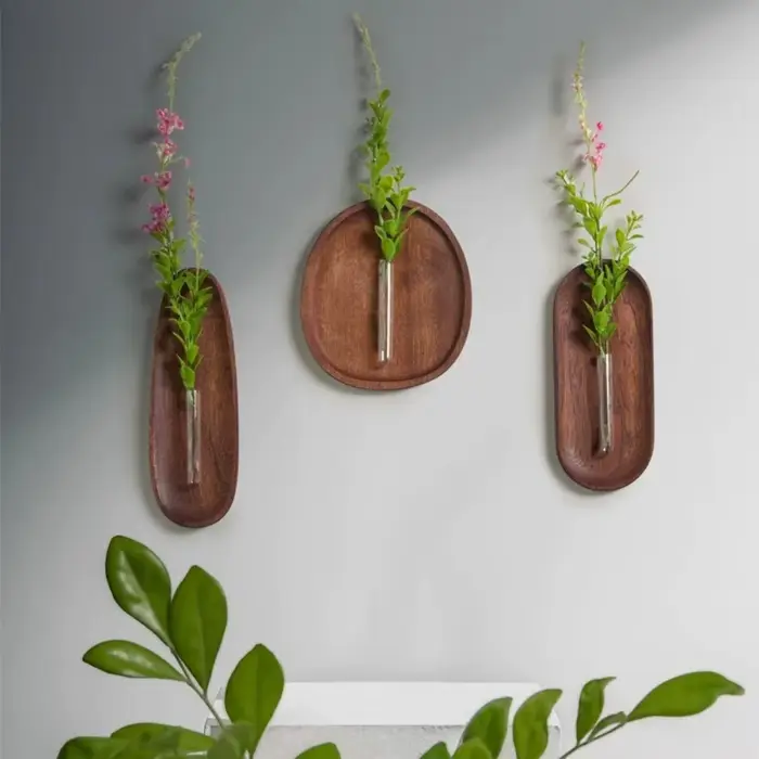 Vase mural européen en bois