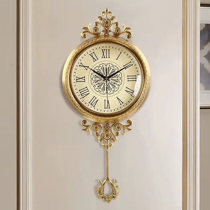 Horloge murale de salon en métal et laiton