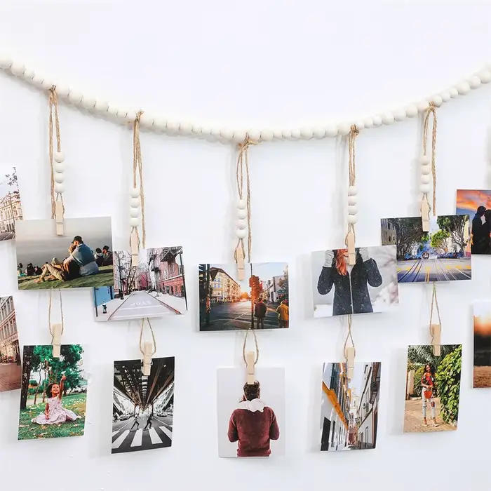 Chaîne murale porte-photos en bois avec clips à pompons et perles pour décoration