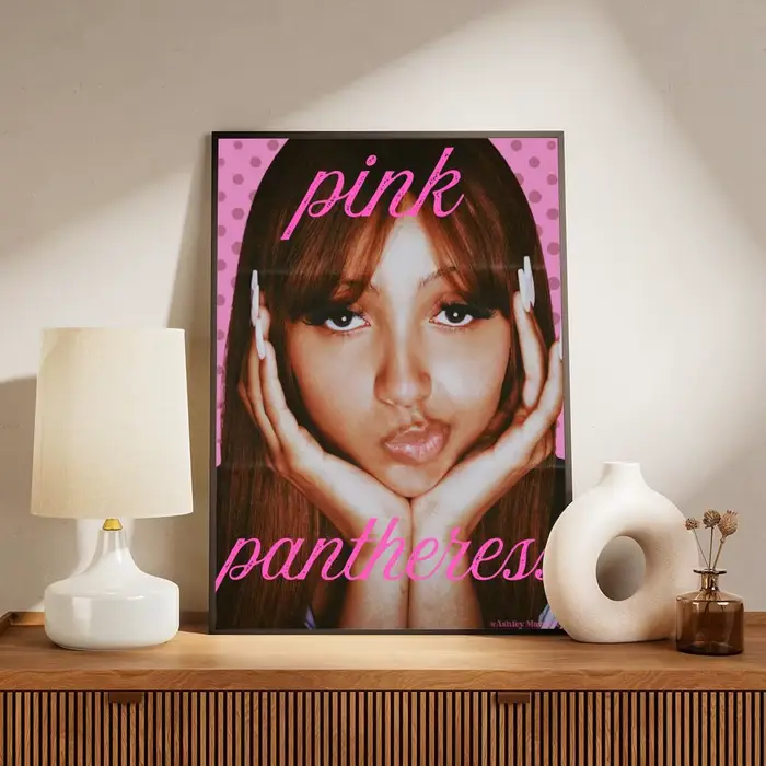 Affiche murale moderne sur toile avec peinture et calligraphie de la chanteuse pop P-PinkPantheress,