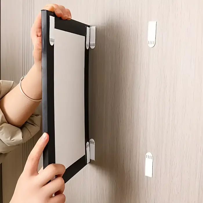 Bandes adhésives robustes pour accrocher des tableaux