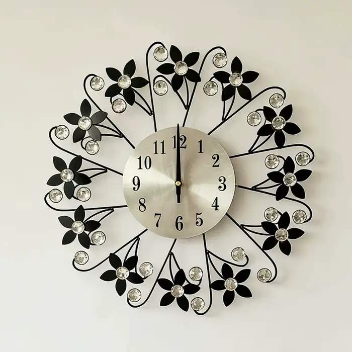Horloge murale en fer forgé