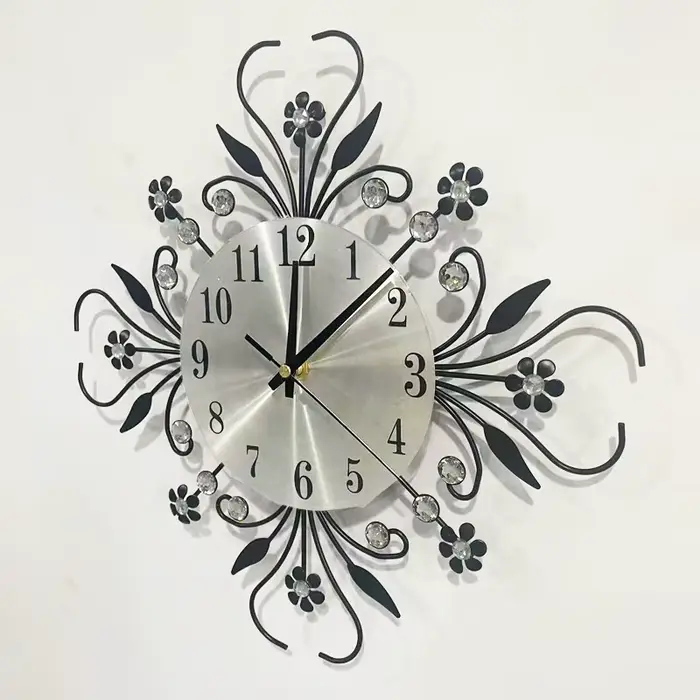 Horloge murale en fer forgé