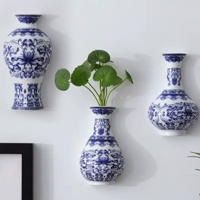 Vase mural en céramique bleu et blanc