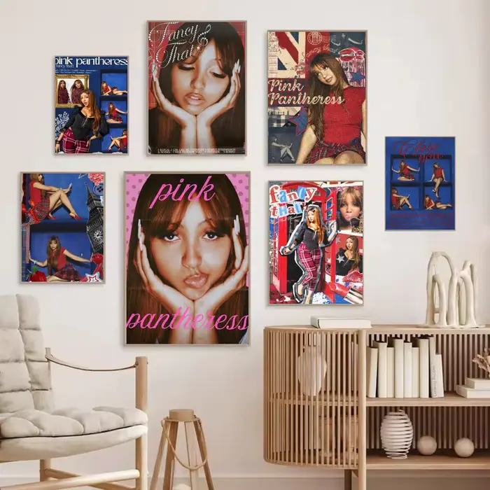 Affiche murale moderne sur toile avec peinture et calligraphie de la chanteuse pop P-PinkPantheress